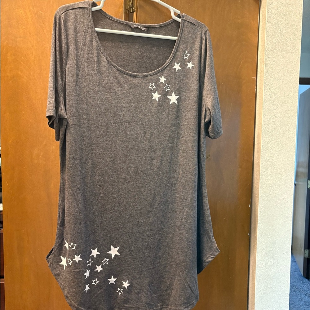 🥳 BloomChic Gray Tunic Tee with Stars NWOT